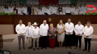 Docente de Yucatán recibe máximo honor tras 60 años de trayectoria