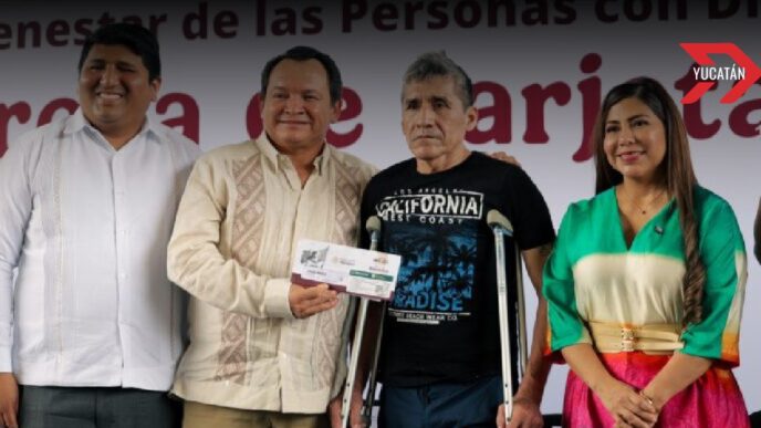 Joaquín Díaz Mena entregó las tarjetas de la Pensión para el Bienestar de las Personas con Discapacidad